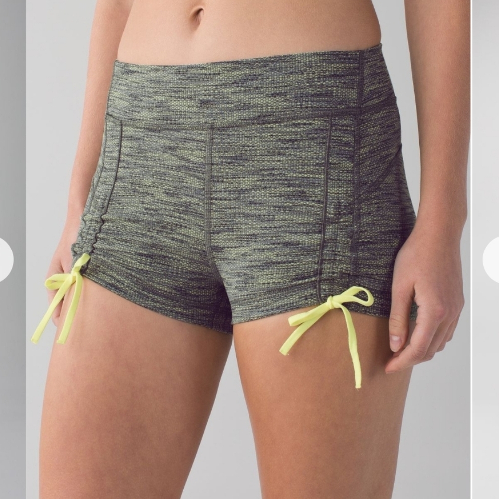 NWT lululemon Liberty Short Bow-tie, Gray/Yellow, Size 6